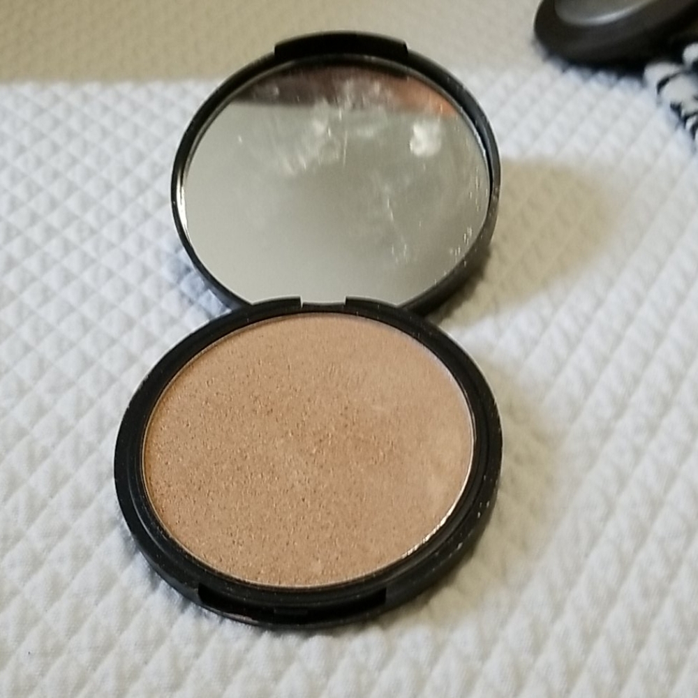Hlghlighter # GIVE THEM LALA BEAUTY